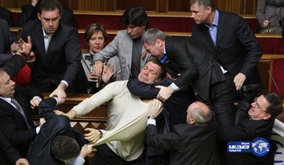 بالفيديو:معركة بين نواب البرلمان الأوكراني
