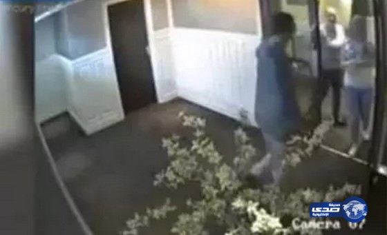 بالفيديو: مسنّة شجاعة تطارد لصاً بالمكنسة