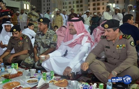 أمير منطقة المدينة المنورة يشارك رجال الأمن إفطارهم في ميدان عملهم