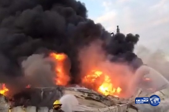 مدني ينبع يكافح حريق في مجموعة بركسات تابعة لشركة كرستال بينبع الصناعية‎ (فيديو)
