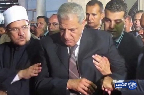 بالفيديو: رئيس الوزراء المصري يتعرض لدوار ويوشك على السقوط أثناء صلاة الجمعة