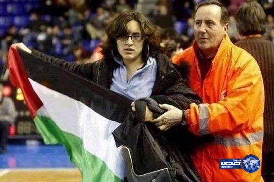 حفيدة جيفارا تقتحم ملعباً في البرازيل وترفع علم فلسطين تنديداً بالعدوان الاسرائيلي على غزة