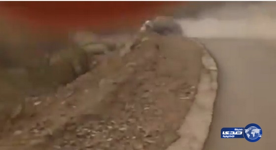 شاب يصور لحظة سقوط سيارة صديقه المفحط في أحد الأودية (فيديو)