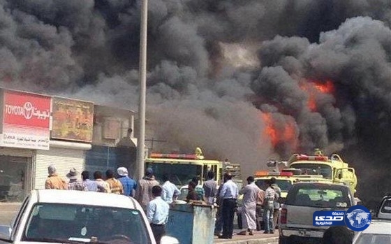 حريق ضخم يلتهم بالكامل عدد من الورش ووكالات قطع الغيار بالجبيل