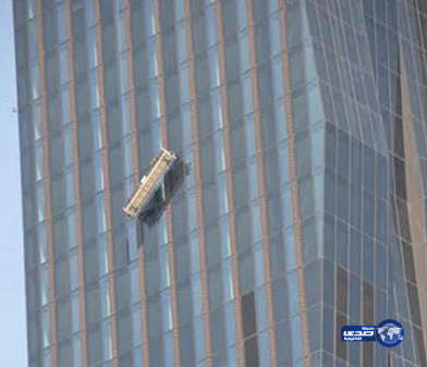 بالصور.. عاملان يعلقان بالهواء في الطابق الـ 48