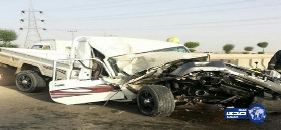 إصابة شخص في ارتطام سيارة بشاحنة بدائري بريدة