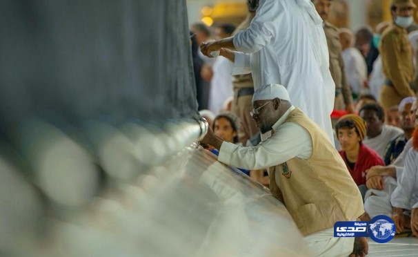 الخياط المختص بإصلاح ثوب الكعبة من عبث المعتمرين وسرقتهم خيوط وقطع من ستار الكعبة لغرض التبرك بها ..