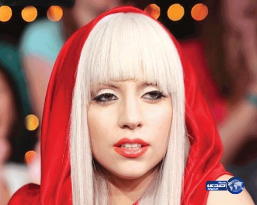 ليدي غاغا تلتقط سيلفي على فراش المرض