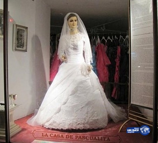 بالصور.. أب يستخدم جثة إبنته كـ موديل في محل ملابسه