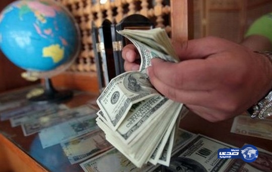 مسنة تهرب 40 ألف دولار في حمالة صدرها !!