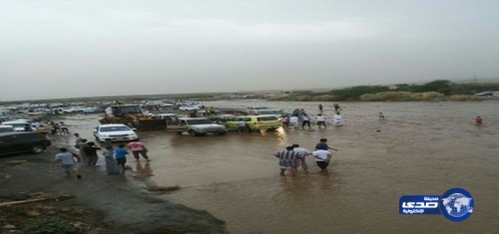 مدني الحرث يخرج مركبتين من بطن وادي العين الحارة