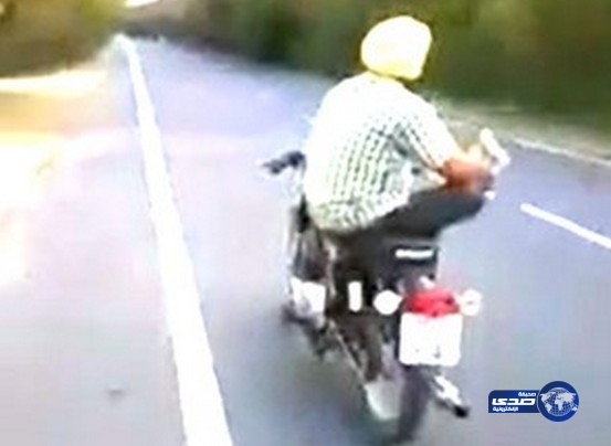 بالفيديو.. هندي يقود دراجة نارية من غير استخدام يديه