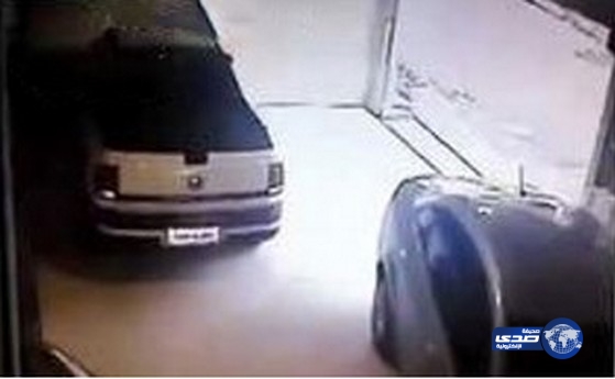 بالفيديو.. نجاة رضيع من الموت كان يحبو خلف سيارة ترجع إلى الوراء