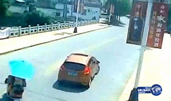 بالفيديو.. سائق يسقط أسفل جسر في الصين ضاغطا على دواسة البنزين بدل البريك