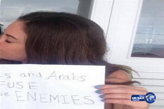 صحافية لبنانية تقبل من “الفم”يهودياً من أجل السلام!