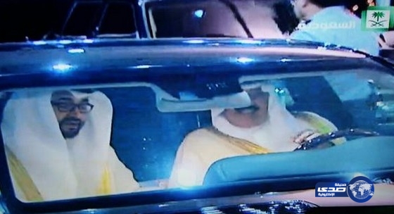 الامير متعب بن عبد الله يقود سيارة ومعه محمد بن زايد