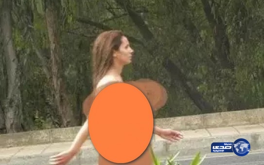 فتاة مغربية عارية تخرج وهي تترنح امام المارة وترفض تغطيتها بملابس تستر عورتها