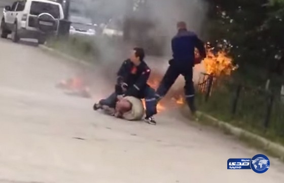بالفيديو.. لحظة إنقاذ شاب قبل أن يحرق نفسه بالبنزين