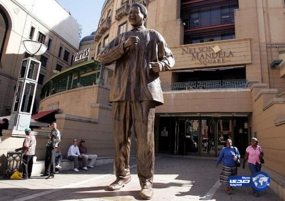 سيدة تتعرّى لتوجية تحية غير مألوفة الى الزعيم نيلسون مانديلا!