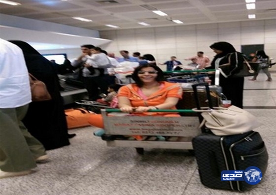 الفنانة شمس شحنوها في مطار اسطنبول مع العفش