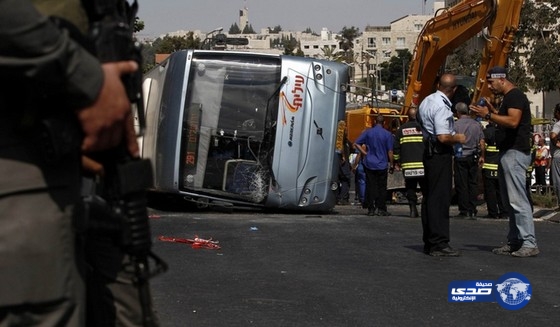قائد جرافة فلسطيني يقلب حافلة في هجوم بالقدس ويقتل اثنين