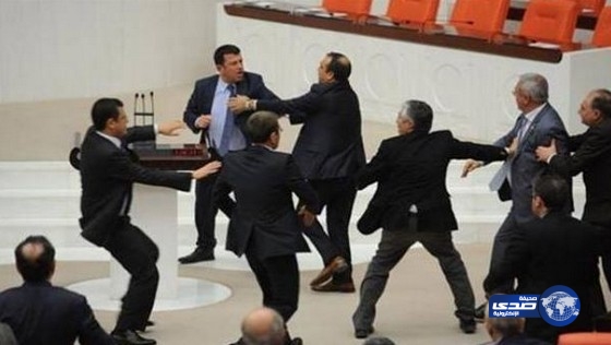 عراك بالايدي في البرلمان التركي