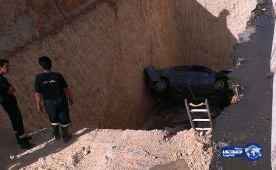 سقوط سيارة في حفرية بشارع العليا