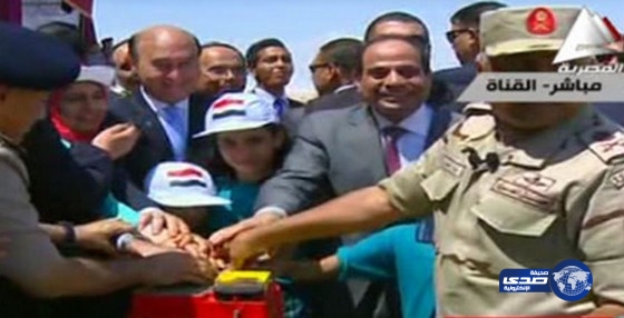 بالفيديو..السيسي يضع أول ضربة فأس في قناة السويس