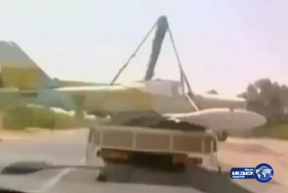 بالفيديو: ليبي ينقل طائرة حربية إلى منزله بواسطة سيارته