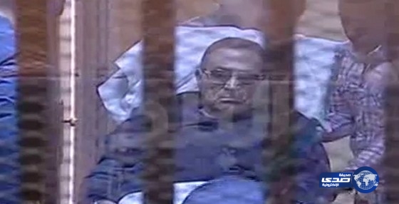 بالفيديو.. مبارك يخرج من القفص أثناء مرافعة النيابة