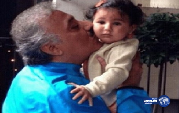 قُبلة من الأمير متعب بن عبدالله لحفيدته في لحظة مداعبة