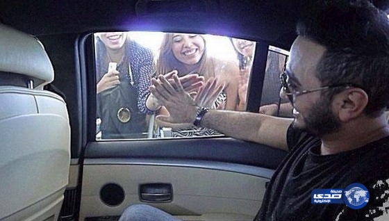 المعجبات يحاصرن تامر حسني في تونس