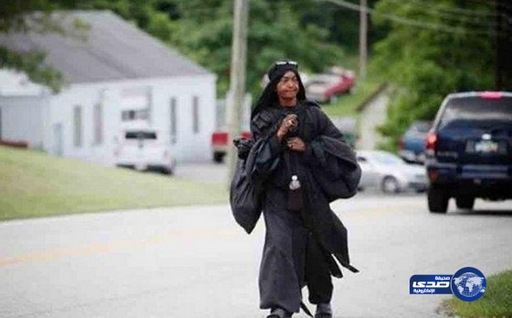 عجوز ترتدي الأسود وتجوب الولايات المتحدة مشيا على الأقدام تحير الأمريكيين