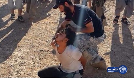 نحر شاب بطريقة وحشية في صور منسوبة لمقاتلي “داعش” (تحذير صور مقززة)