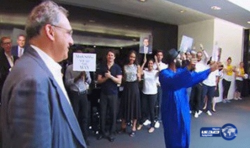 موظفون يحولون شركة لساحة رقص لتوديع مديرهم