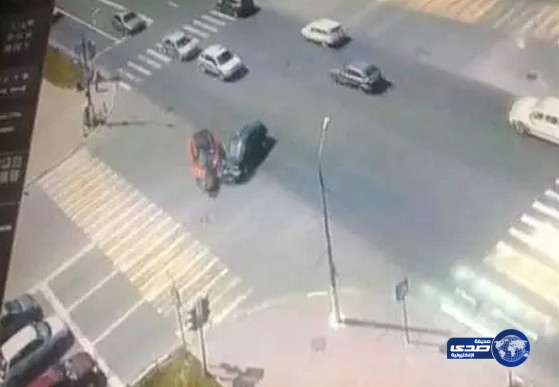 بالفيديو.. نجاة توأم بأعجوبة من الموت في حادث مروع