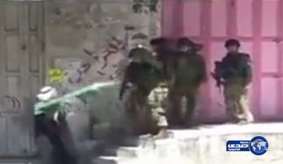 بالفيديو: فلسطيني مسنّ يتحدى رصاص الإحتلال كي يحمي المتظاهرين!