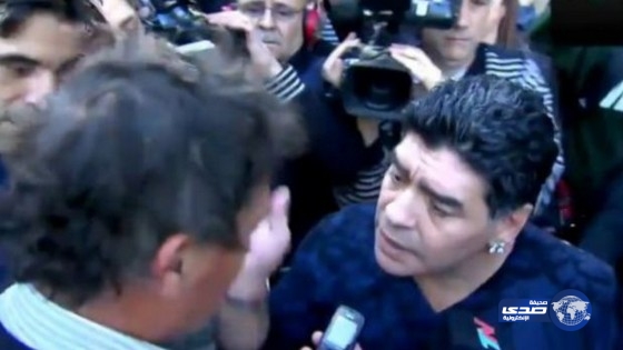مارادونا يعتدي على صحافي قام بـ«معاكسة» صديقته