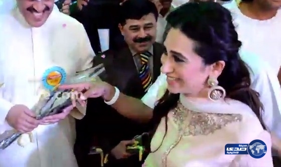 فيديو : تجمهر عشرات الآلآف في منطقة المهبولة بالكويت لمشاهدة ممثلة هندية