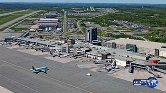 امرأة تتسلق السور الأمني لاحدى المطارات لمنع طائرة زوجها من الإقلاع