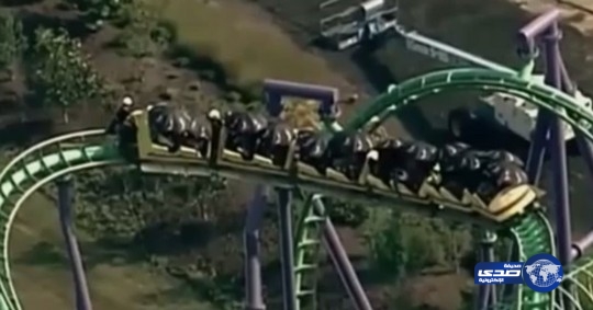 بالفيديو: 24 شخصاً يعلقون داخل لعبة الأفعوانية في مدينة ملاهي