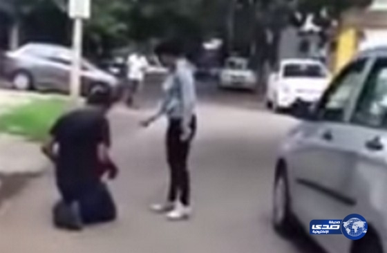 بالفيديو: هندية تلقن “متحرشاَ” درساً قاسياً في الشارع