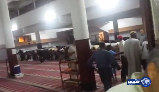 بالفيديو:الخلاف يدفع بـ”إمامين” الى اقامة الصلاة في مسجد واحد وكلاً يصلى بجماعته!