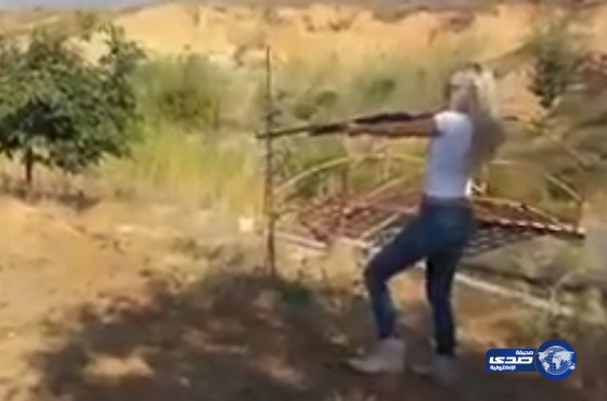 بالفيديو .. ميريام كلينك تتدرب على السلاح لقتال داعش !