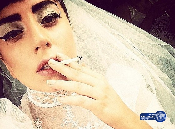 لايدي غاغا بفستان الزفاف وتدخن السجائر (صور)