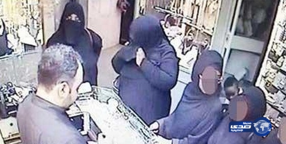 القبض على 5 نساء عمانيات سرقن محلين للذهب في الكويت