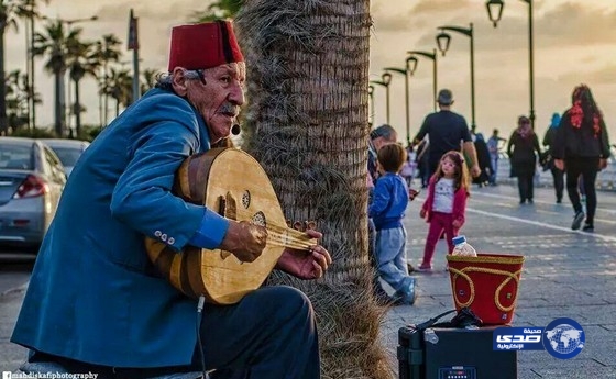 راح عمره وهو ماسك بالعود!