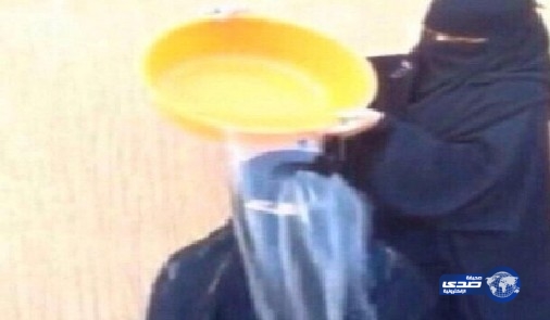 فتاة سعودية تسكب على اخرى الماء في تحدي الثلج !!