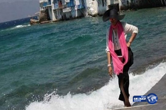 هجوم على أحلام بسبب صورها في جزيرة “ميكنوس″!