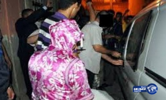 رجل يضبط زوجته في أحضان جاره